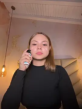 Snapshot of Beella1_ chatting on April 2, 11:52 am Beella1 online show from April 2, 11:52 am