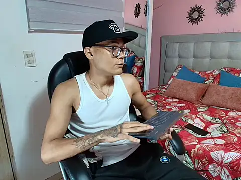 Snapshot of aron_big_big chatting on October 21, 7:36 pm aron big big online show from October 21, 7:36 pm