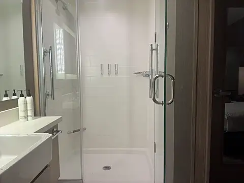 Snapshot of bobbyatx chatting on December 1, 7:24 am bobbyatx online show from December 1, 7:24 am