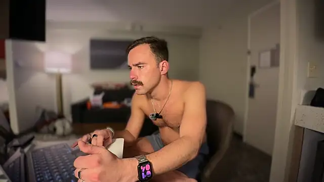 Snapshot of bobbyatx chatting on December 3, 7:05 am bobbyatx online show from December 3, 7:05 am