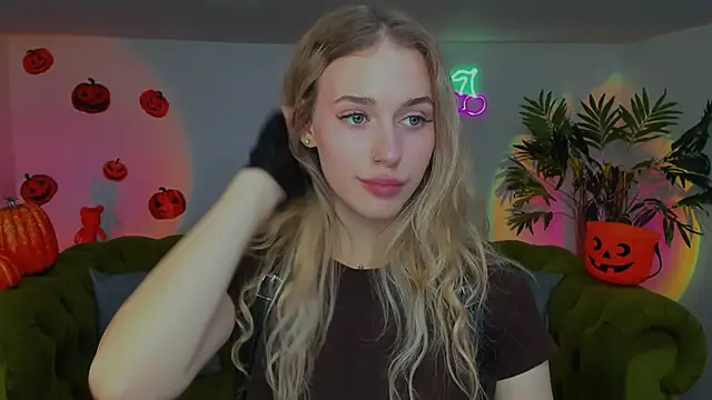 Snapshot of sassy_cutie chatting on October 30, 8:20 pm sassy cutie online show from October 30, 8:20 pm