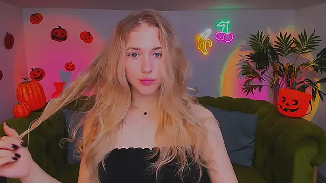 Snapshot of sassy_cutie chatting on November 3, 1:45 pm sassy cutie online show from November 3, 1:45 pm