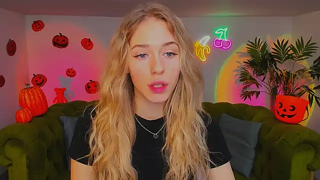 Snapshot of sassy_cutie chatting on November 4, 6:01 am sassy cutie online show from November 4, 6:01 am