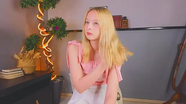 YungLyssy online show from November 30, 2:37 am