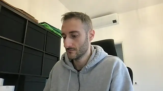 Snapshot of LukaShyGuy chatting on February 4, 10:43 am LukaShyGuy online show from February 4, 10:43 am