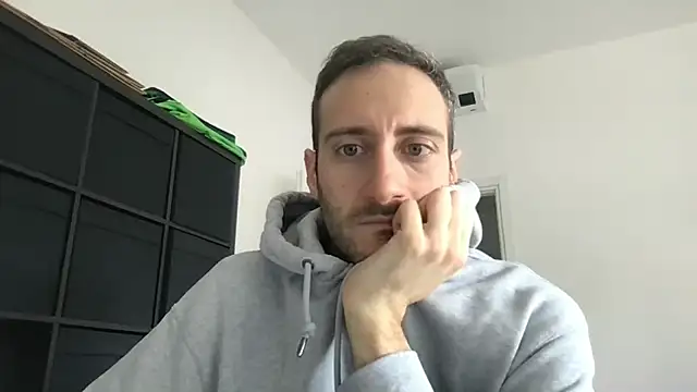 Snapshot of LukaShyGuy chatting on February 24, 9:40 am LukaShyGuy online show from February 24, 9:40 am