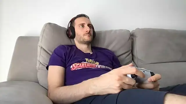 Snapshot of LukaShyGuy chatting on May 26, 9:05 am LukaShyGuy online show from May 26, 9:05 am