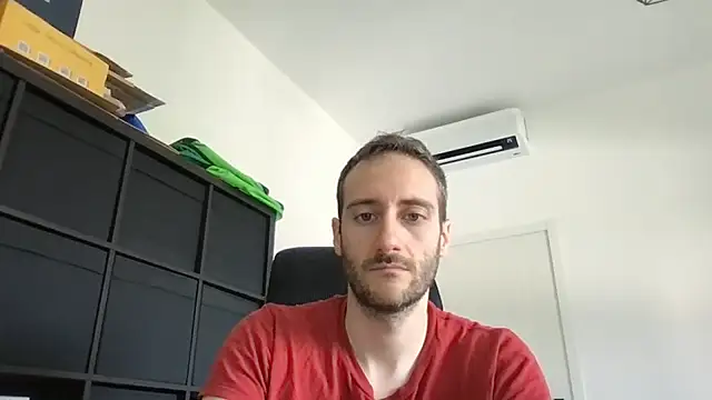 Snapshot of LukaShyGuy chatting on May 30, 8:22 am LukaShyGuy online show from May 30, 8:22 am