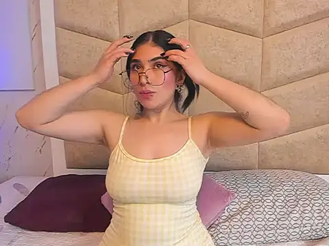 Snapshot of EmmaColliinss chatting on October 28, 1:58 pm EmmaColliinss online show from October 28, 1:58 pm