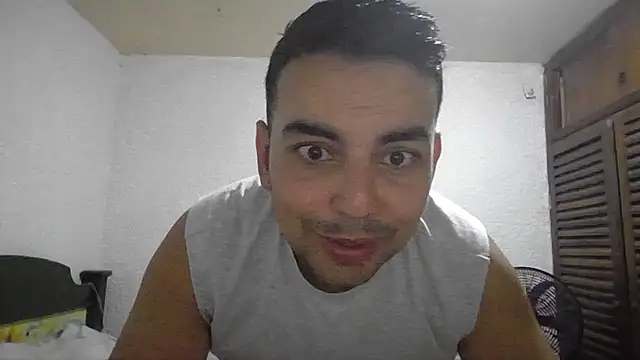 Snapshot of axel_jhones_ chatting on November 4, 10:53 pm axel jhones online show from November 4, 10:53 pm
