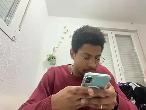 Snapshot of Albert_Madrid chatting on February 4, 5:35 am Albert Madrid online show from February 4, 5:35 am