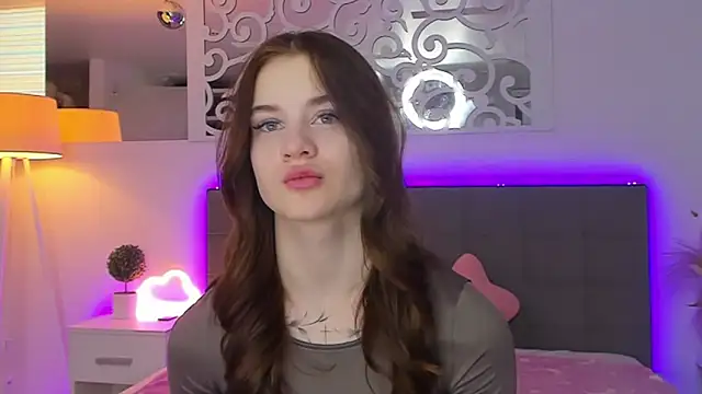 LuisaClover online show from March 3, 1:28 pm