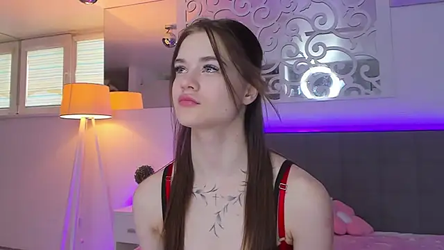 LuisaClover online show from March 4, 1:28 pm