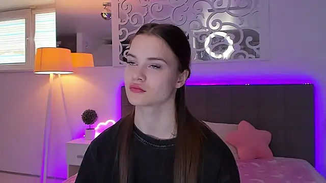 LuisaClover online show from March 20, 1:38 pm