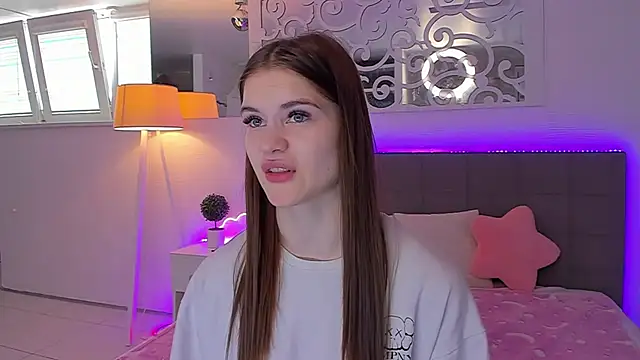 LuisaClover online show from April 29, 12:20 pm