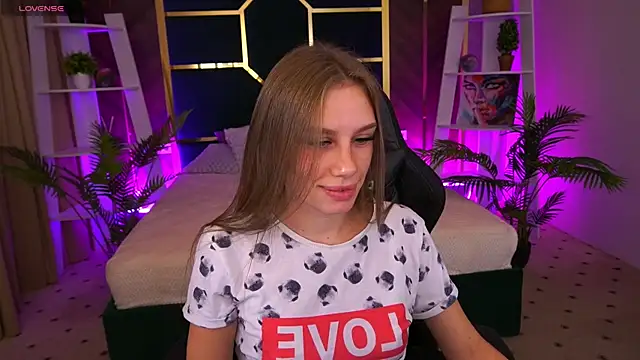 HeyEmilly online show from October 22, 7:13 pm