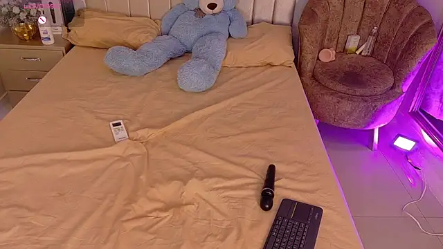 iam nicolle online show from December 4, 12:47 pm