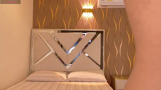 iam nicolle online show from February 24, 12:58 pm