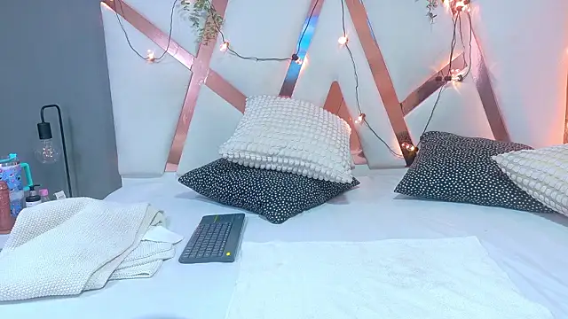 SeleneGibson   online show from February 3, 7:52 pm