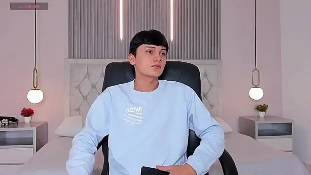 Maxii18  online show from December 17, 6:25 pm