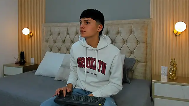 Maxii18  online show from January 16, 2:48 am