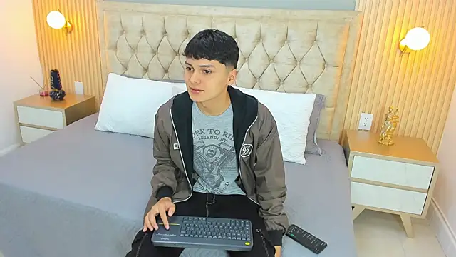 Maxii18  online show from January 17, 2:38 am