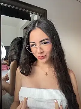 Snapshot of IslaCole chatting on February 16, 9:22 pm IslaCole online show from February 16, 9:22 pm