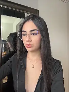 Snapshot of IslaCole chatting on February 19, 10:39 pm IslaCole online show from February 19, 10:39 pm