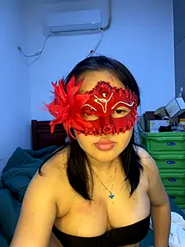 Lona Thien online show from October 31, 4:52 pm