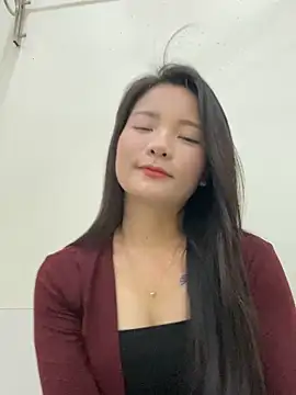 Snapshot of Bee_Yellow00 chatting on October 25, 4:20 am Bee Yellow00 online show from October 25, 4:20 am