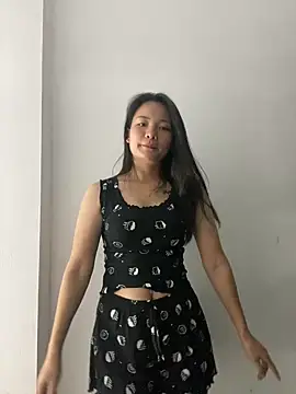 Snapshot of Bee_Yellow00 chatting on October 27, 8:24 pm Bee Yellow00 online show from October 27, 8:24 pm