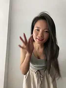 Snapshot of Bee_Yellow00 chatting on October 28, 5:04 pm Bee Yellow00 online show from October 28, 5:04 pm