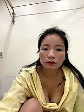 Snapshot of Bee_Yellow00 chatting on October 29, 5:10 am Bee Yellow00 online show from October 29, 5:10 am