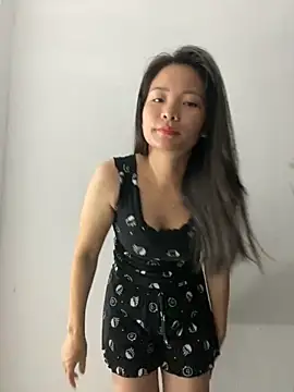 Snapshot of Bee_Yellow00 chatting on October 29, 5:14 pm Bee Yellow00 online show from October 29, 5:14 pm