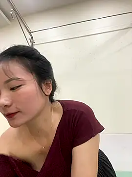 Snapshot of Bee_Yellow00 chatting on October 30, 5:20 am Bee Yellow00 online show from October 30, 5:20 am