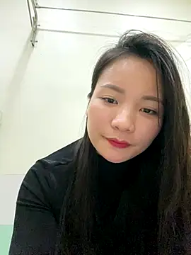 Bee Yellow00 online show from December 5, 4:43 am