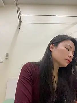 Bee Yellow00 online show from December 17, 4:18 am