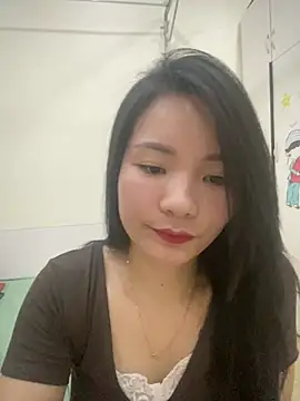 Bee Yellow00 online show from April 28, 4:50 am