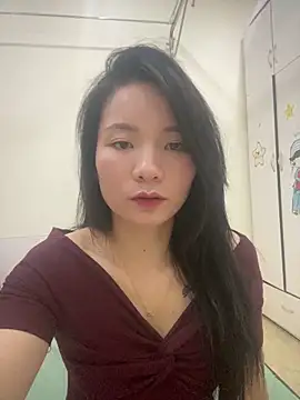 Bee Yellow00 online show from April 29, 5:22 am