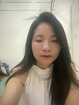 Bee Yellow00 online show from May 4, 4:41 am