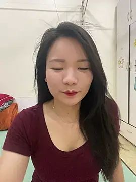 Bee Yellow00 online show from May 6, 4:41 am