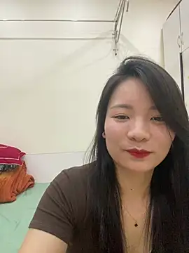 Bee Yellow00 online show from May 9, 4:39 am