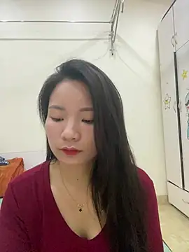 Bee Yellow00 online show from May 12, 4:42 am