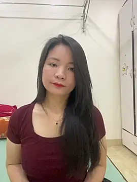 Bee Yellow00 online show from May 13, 4:32 am