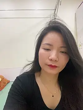 Bee Yellow00 online show from May 16, 2:19 am
