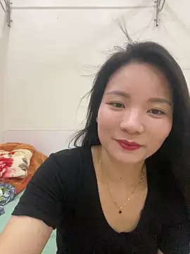 Bee Yellow00 online show from May 18, 4:18 am