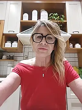 Snapshot of susylux chatting on April 18, 9:04 pm susylux online show from April 18, 9:04 pm