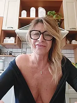 Snapshot of susylux chatting on April 20, 4:21 pm susylux online show from April 20, 4:21 pm