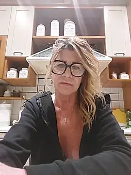 Snapshot of susylux chatting on April 25, 10:51 pm susylux online show from April 25, 10:51 pm