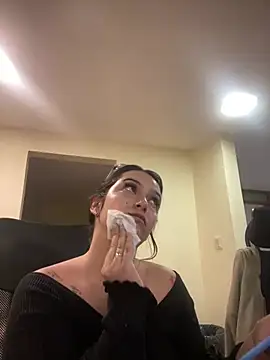 Snapshot of Kloe_Novoa chatting on April 7, 1:33 pm Kloe Novoa online show from April 7, 1:33 pm